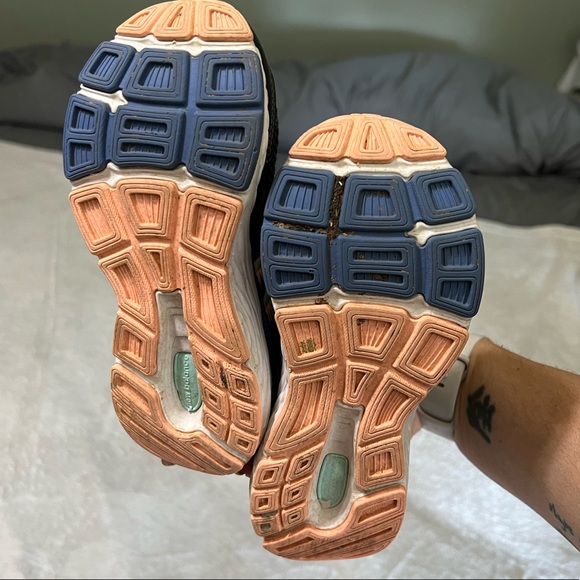 Little girls New Balance shoes, Velcro - Picture 3 of 7